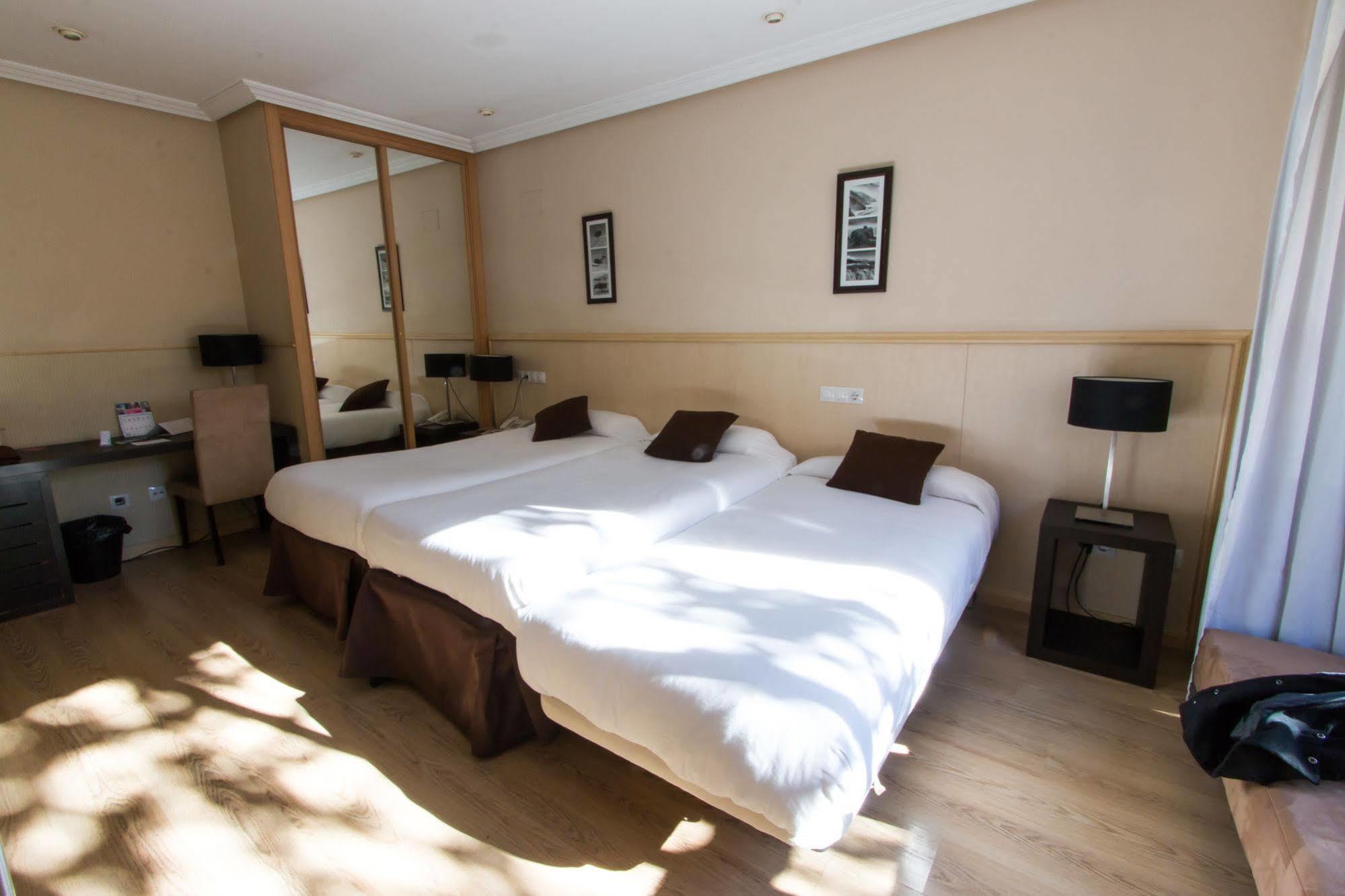 Hotel Suites Feria De Madrid Bagian luar foto