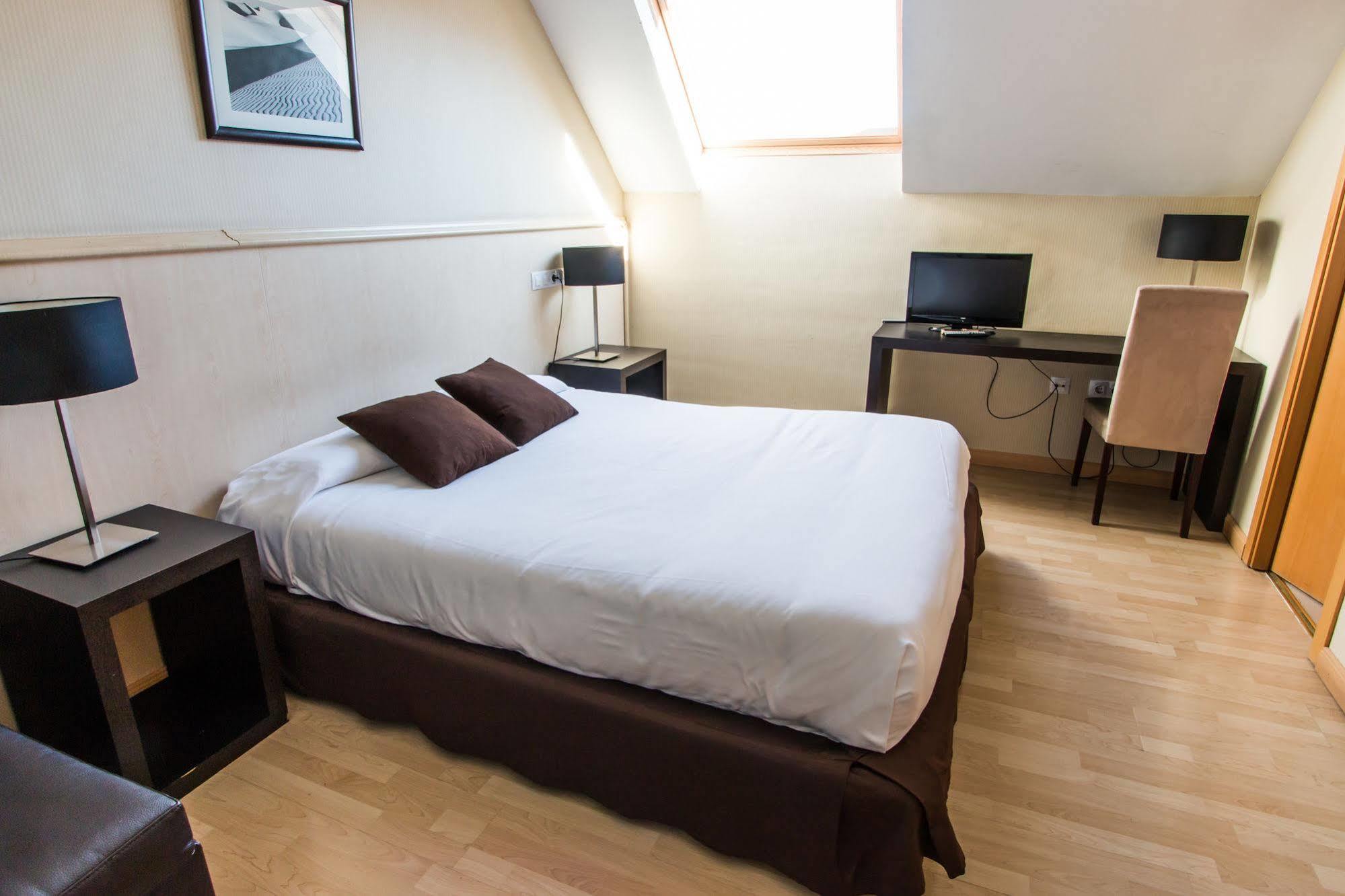 Hotel Suites Feria De Madrid Bagian luar foto