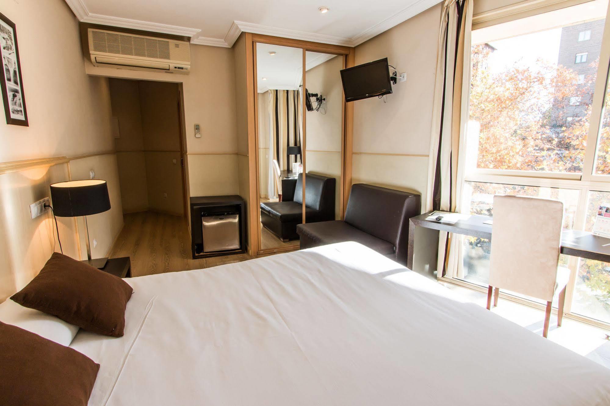 Hotel Suites Feria De Madrid Bagian luar foto