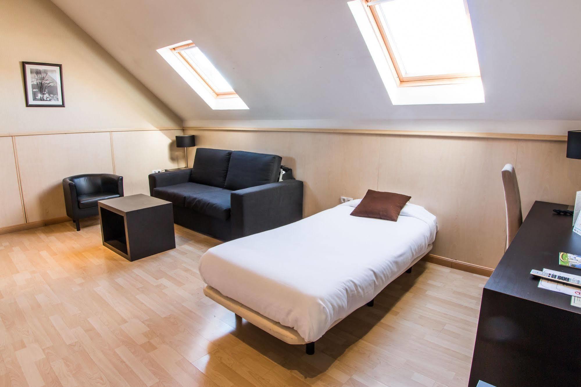 Hotel Suites Feria De Madrid Bagian luar foto
